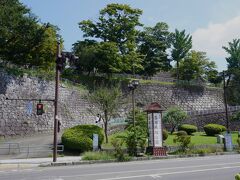 食後、川徳から駅の反対方向の盛岡城跡公園(岩手公園)へ行きました。
右上に御二階櫓台石垣が見えています。（後に調べて気づく）