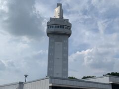 巨大なタワーがあります。