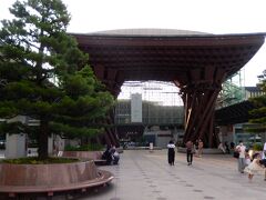まずは、金沢駅へ
能楽の鼓をイメージした木の門がカッコいい
向かうは　お土産がいろいろ揃う　金沢百番街「あんと」