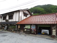 鯉の米屋 吉永米店。
お店の中に入った先にある庭で鯉を沢山飼っており、観光客に無料で見学させてくれている。