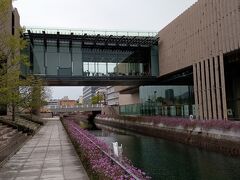 続いてこの旅で楽しみにしていた長崎県美術館にやってきました(^^)
建物がスタイリッシュでかっこいい！