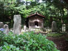 二百体地蔵があります
中央のお堂に地蔵菩薩がありますが、その他は観音様ばかり