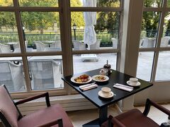 朝食は7時から一階のレストランで。　この庭の先はベルサイユ宮殿の庭園です。