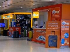 パタヤからエアポートバスでスワンナプームへ。空港地下の荷物預かり所でスーツケースを２日間預け入れ（100B／１日）。１泊分の荷物だけ持って身軽に出発。