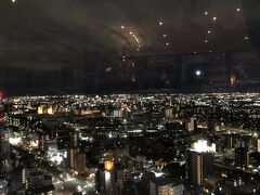 30階からの夜景です。
ハイフロアを直予約すると、30階のスターゲイト内の一角にあるWing Loungeを利用できます。