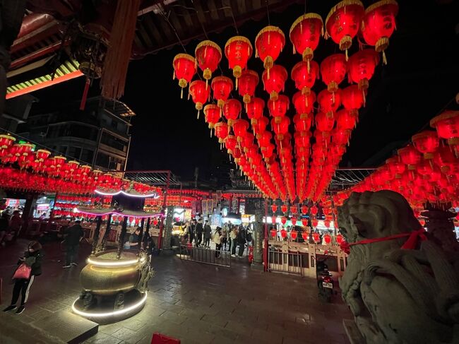 2020年4月にネパール行きの航空券予約していたのですがコロナ流行によりキャンセルになって以来、コロナ期間中は気軽に海外いけるのはいつの事やらと思いましたが無事旅行いけました。<br /><br />台湾初めての初心者なので到着後まず士林夜市へ<br />３月頭なのでまだコロナの影響か人は少なめでした