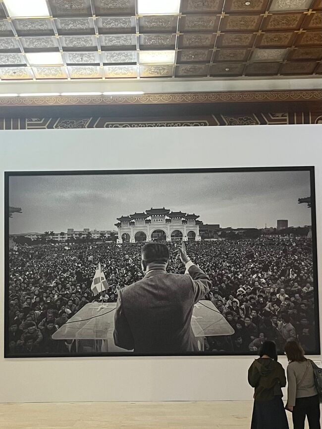 博物院お休みなので市内観光。中正紀念堂<br /><br />歴史の１ページを切り取ったお手本のような報道写真。
