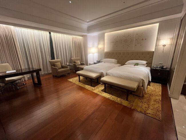 ほかのホテルも見てみたかったのでオークラへ歩いて移動しました