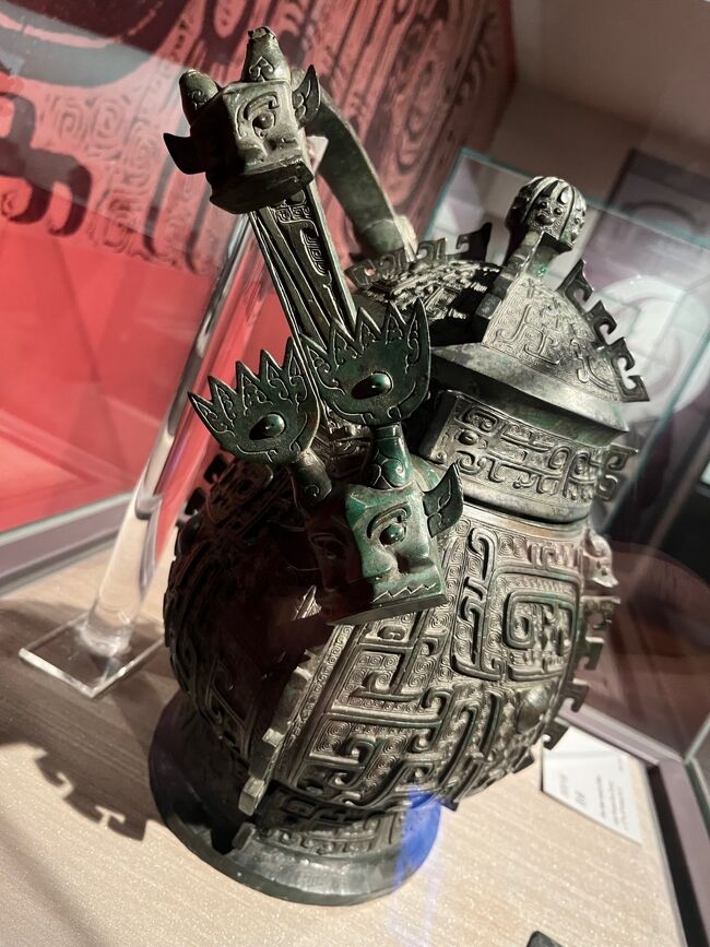 満を持して故宮博物院へ<br />実は　鼎　という古代の青銅器に以前から興味を持っており大量の鼎を前に大興奮でした。