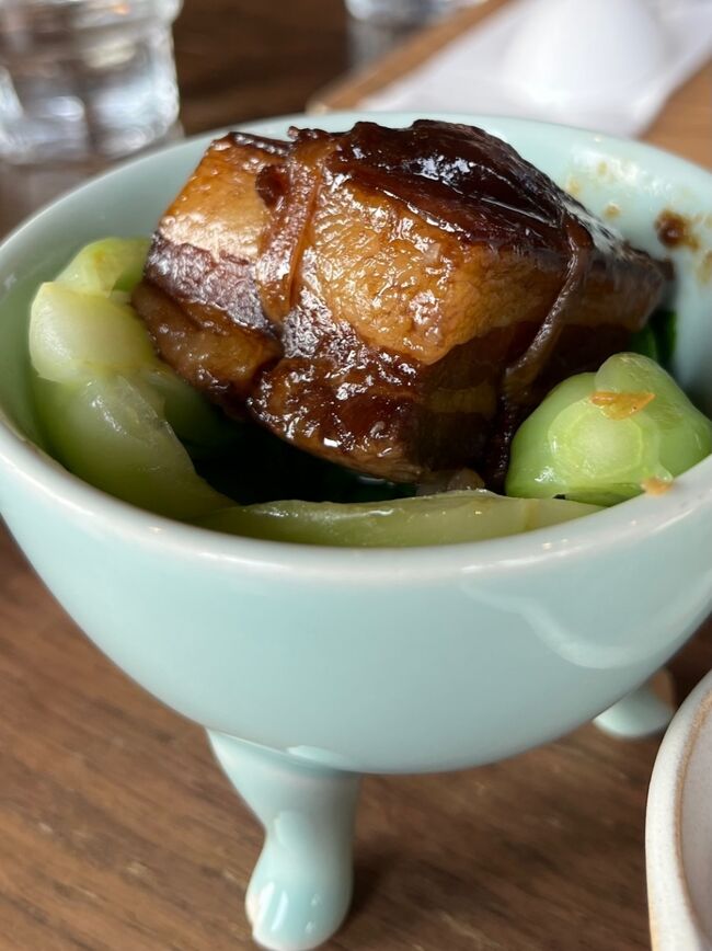 そしてレストランのトンポーロー<br />器は青磁と鼎が合わさったような形状ですね