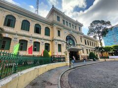 道向かいにあるのが、こちらもホーチミンの人気観光スポットのサイゴン中央郵便局。