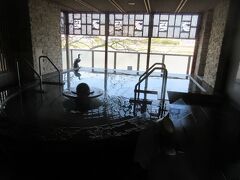 浴槽から長良川を望みます。
川沿いに7軒の温泉旅館があり鉄分を多く含んで体が芯から温まります。