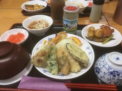 夕食。
山で天ぷらは豪華、ゆっくり食べてる時間はないけど。