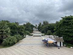 メコン川の近くのチャオ アヌウォン公園まで来た。すごく蒸し暑いためか、公園にはほとんど人がいなかった。