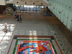 マーク イズ みなとみらい。２階から下を見下ろすと、
でっかい、フラワーカーペットのポケモンカードです。