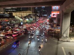 Makkasan駅から、渋滞が見えました。