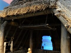 久留倍の村
弥生人の竪穴住居の暮らしの様子から始まる市立博物館の常設展示のメイン「時空街道」。
嘗てのお台場VenusFortのように天井が空のように色を変え、日の巡りを表わしています
