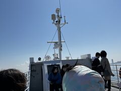 日間賀島まではおよそ20分。
風が強い。デッキに出ていた観光客は次々に船室に降りてゆく。