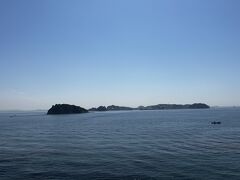 急峻な階段を昇ってきただけに見晴らしがいい。目の前に浮かんでいるのは篠島だ。