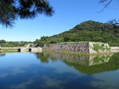 萩城跡指月公園。左奥にある石垣が天守台。