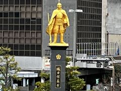 名鉄の岐阜駅に到着し、JRの岐阜駅まで歩いて移動。
駅前には右手に鉄砲を持った黄金の信長像が輝いていた。
