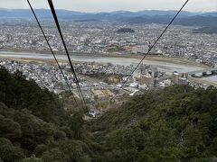 岐阜公園からは、金華山に昇るロープウェーが伸びている。
金華山は岐阜市の真ん中に出べそのようにボコりとそびえる急峻な独立した山塊。
全山が照葉樹林に覆われて、豊かな自然を残している。