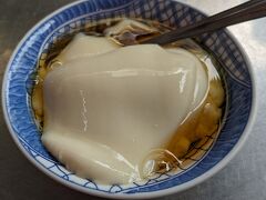 食後のデザートに豆花$40。
トッピングなしだけどアッサリ、大豆のコクも感じつつ、黒蜜の甘みで風味がいい。