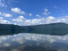 9時前に宿をチェックアウトし、午後から雨予報のため、午前中のうちに色々とまわります。まずはすぐ近くの十和田湖へ。青空が湖面に反射してとても綺麗です。