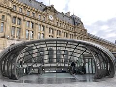 フランス・パリ「Saint-Lazare」

「サン=ラザール」駅の写真。

駅のすぐ左側にはホテル『ヒルトン パリ オペラ』（旧コンコルド
オペラ パリ）があります。

2泊お世話になった立地抜群のホテル『Residhome Paris
Opera（レジドーム パリ オペラ）』からスーツケースをガラガラ引いて
本日から宿泊する『Hilton Paris Opera（ヒルトン パリ オペラ）』に
移動しました。
スイートルーム宿泊記は先に作ったのでチェックイン前に行った
オシャレなパサージュ内のカフェ巡りやミシュランシェフのレストラン、
ショッピングの様子を載せることにします。

このひとつ前のブログはこちら↓

<ANAプレミアムクラスで行くパリ ⑦ ホテル『ヒルトン パリ オペラ』
宿泊記★ヒルトン・オナーズダイヤモンドメンバー★ポイント利用で
無料宿泊「ジュニアスイートキング」にアップグレード！
クラブラウンジ【エグゼクティブラウンジ】のカクテルタイム♪
朝食ブッフェ【ヴェルディ】【ル・グラン・サロン】>

https://4travel.jp/travelogue/11836014