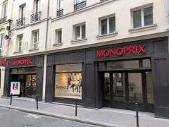 フランス・パリ『MONOPRIX』

スーパーマーケット『モノプリ』ラスパイユ店のエントランスの写真。