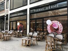 フランス・パリ『Beaupassage』【Pierre Hermé Paris】

ショッピングモール『ボーパッサージュ』のカフェ
【ピエール・エルメ・パリ】の写真。

テラス席もありますが、店内でPetit Déjeuner（プティ・デジュネ）
朝食をいただくことにします♪