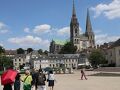 "Chartres" の文字板ある広場