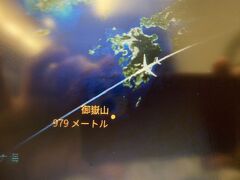 ☆8月13日（日）

前日夜中までのスケジュールを考えたら、今回成田夕方発は助かった。
先ずは台北に一っ跳び。

夏休み中とあり、ほとんど満席。
それにしてもこの、御嶽山の表示が気になる。