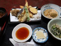 この日の夕食は「天ぷら」を選択
一昨日の旅館で冷たく衣の厚い天ぷらにうんざりし、天ぷらに不信感あったのですが、ここのは美味しかった♪
ミョウガやキノコなど季節のものもあり、顔を見てから揚げてくださいます。