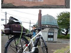 歩道橋を渡って5分ほどで公園の駐車場に着きました。
駐車場に自転車を停めて門池の周りを歩きます。