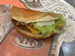 那覇に向かう途中で。
せっかく沖縄だし、ランチはA＆W。