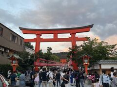 宇治での用事を終え、昼間仕事をしてから京都にやって来た友人と伏見稲荷大社で合流。

そもそも日帰りのつもりが、祇園の時期だなあ…どうせ土曜に行くなら泊まって観光しちゃおうかな…と色々調べていたら、伏見稲荷大社で宵宮祭というのがこの日に行われているのを知った。祇園祭もまだ最中だし、見てみたい。
ということで京都1泊旅が決まりました。

ただえさえ混む伏見稲荷のこの日は宵宮祭。夕方18時過ぎに到着してみたらすごい人、人、人！
ここでも外国の方が半数なんじゃないかってくらい。大人気だなあ