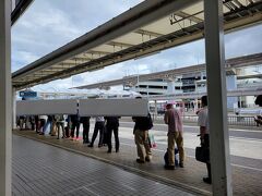 9：00　伊丹空港から京都行のバス乗り場。
コロナ化と違って20分毎に本数が増えてました。
並んでますが、乗り切れない程ではありません。