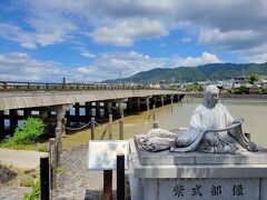 紫式部像と宇治橋
河の濁りが昨日の台風を物語ってますね。