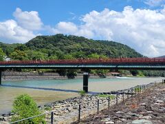 宇治の山方向
濁った水と青い水と
