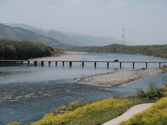脇町潜水橋
車を停めた「道の駅藍ランドうだつ」駐車場の目の前に吉野川が流れます。
川が増水した時にも橋が流されないように、余計な欄干や装飾類がない平たい橋です。
この吉野川は、日本三大暴れ川の1つとして数えられ「四国三郎」の異名を持ちます。高知県と徳島県を流れ、延長194kmの一級河川で四国最大の大河。
11:40出発