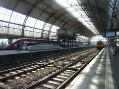 Holland Travel Ticket(※注)をアムステルダム中央駅(Amsterdam Centraal)の有人窓口で購入し、マウデル城の最寄駅ウエースプ駅(Weesp)に向かいました。

※注:Holland Travel Ticket:オランダ国内の電車(一部除く)、地下鉄、トラム、バスに乗れる凄いチケットです。使い方は、日本の交通系ＩＣカードと同じで、入退場時にそれぞれタッチが必要です。
