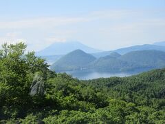 ぐいぐいと登るにつれ、見ごたえが増します。
有珠山は洞爺湖の南に位置する標高７３７ｍの活火山、常時観測火山とされます。
彼方にうっすらと羊蹄山。