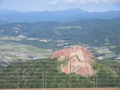 有珠山テラスから昭和新山を眺める