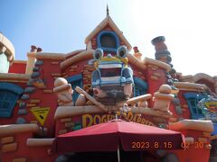 ロジャーラビットのカートゥーンスピン。意外と人気でスタンバイ30分でした。
内容は日本のと同じです。