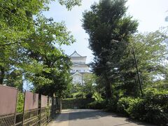 木の間がくれの径の向こうに見えるのは天守閣。