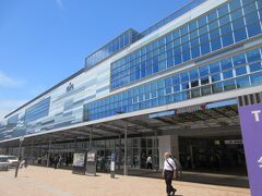 駅の建物を出るとモダンなビルです。