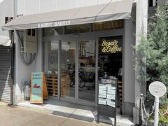 「RABBIT BAGLES」さんは、人気のベーグル専門店。
京都市内の河原町丸太町・富小路六角・ポルタの３店舗展開しています。
ベーグルは「バター・牛乳・たまご」を生地に使用しないヘルシーなパンです。
