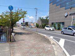 歩道の端から、岡山方面を斜め東に望む光景。