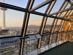 京都駅のドーム型の天井下、地上45mの高さに設けられている空中経路は、京都タワーや京都市内を一望できる展望スポットです。